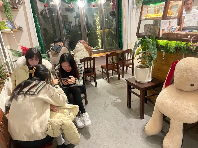 Balcony Cafe – Quán cafe ban công thư giãn với view hồ Hoàng Cầu hút mắt