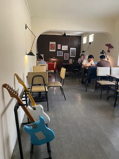 Hang Kiến Coffee – Quán cafe độc lạ tại Hoàng Cầu với decor hang động và mèo đáng yêu