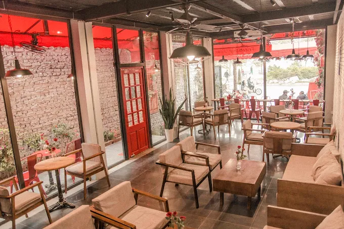 La Ka Coffee – Quán cafe hiện đại, thoáng đãng giữa phố Hoàng Cầu