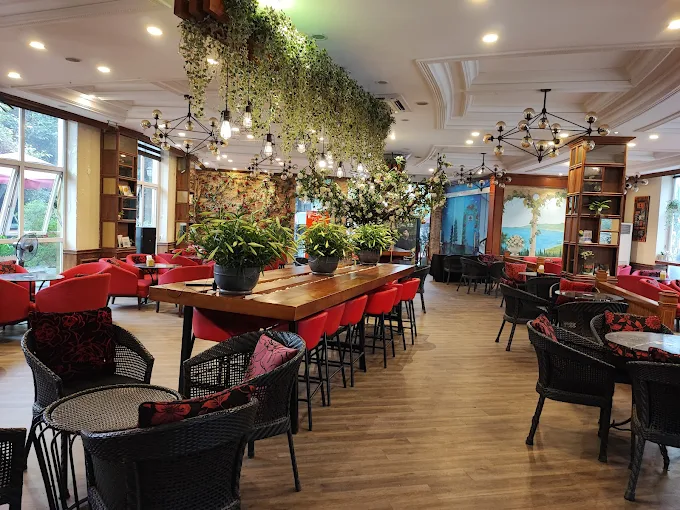 Skyline Coffee – Quán cafe view hồ Hoàng Cầu ấn tượng với không gian hiện đại